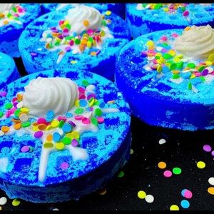 Blueberry muffins bath bomb